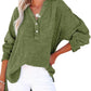 Damebluse med lange ermer og knapper i casualstil